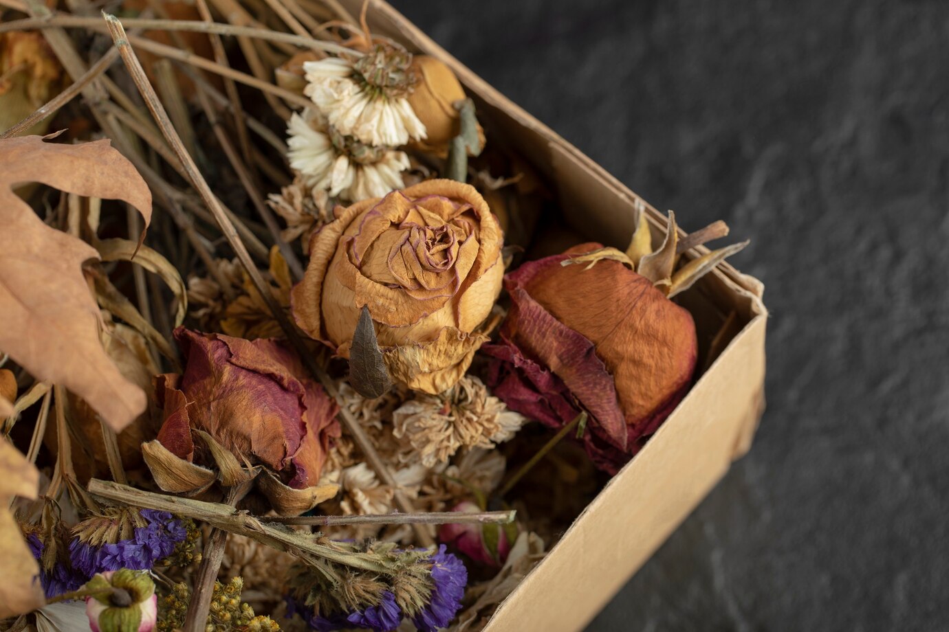 Şoklanmış Çiçekler ve Bitkiler: Yeni Bir Dekorasyon Trendi