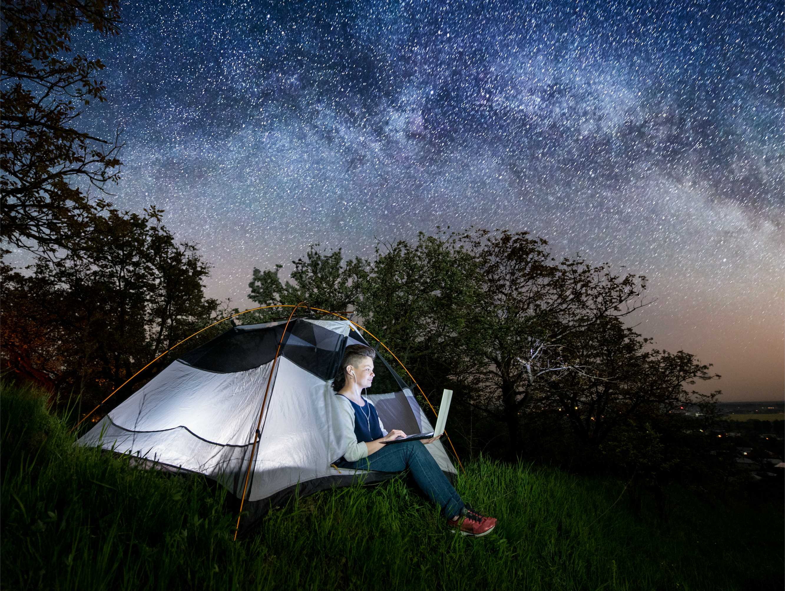 Şarjlı Aydınlatmalar: Kamp ve Açık Hava İçin Pratik Çözümler