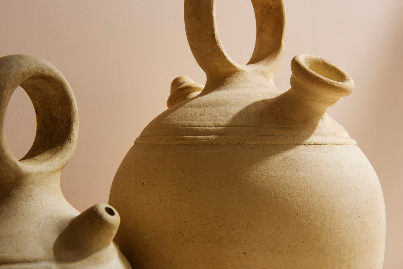 Bahçenizde Doğal Malzemelerle Zamansız Dekorasyon: Terracotta Saksılar ve Taş Heykeller