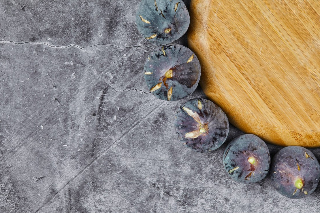 Ahşap ve Mermerin Zamansızlığı: Ahşap Saksılar ve Dekoratif Heykeller ile Şık Alanlar