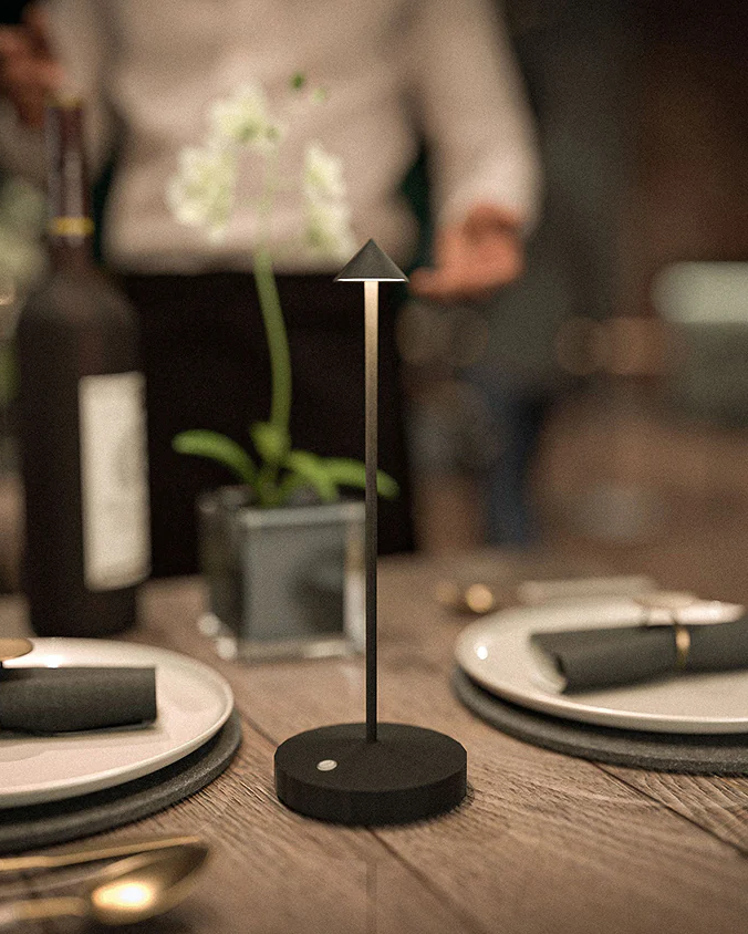 Angelina Minimal Şarjlı Masa Lambası – Siyah