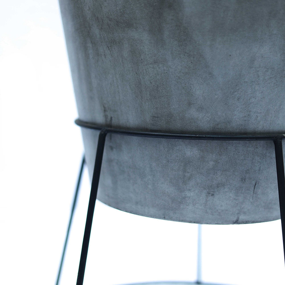 Boston Metal Ayaklı Beton Saksı Küçük Gri