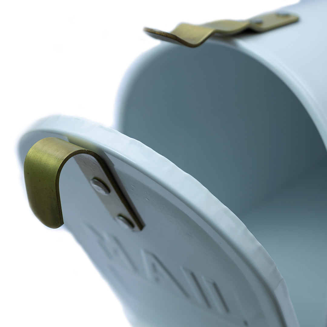 Dekoratif Beyaz Boyalı Bayraklı Posta Kutusu