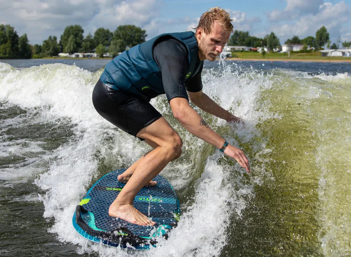 Kneeboard çekerken ideal tekne hızını gösteren aile eğlencesi kapak görseli