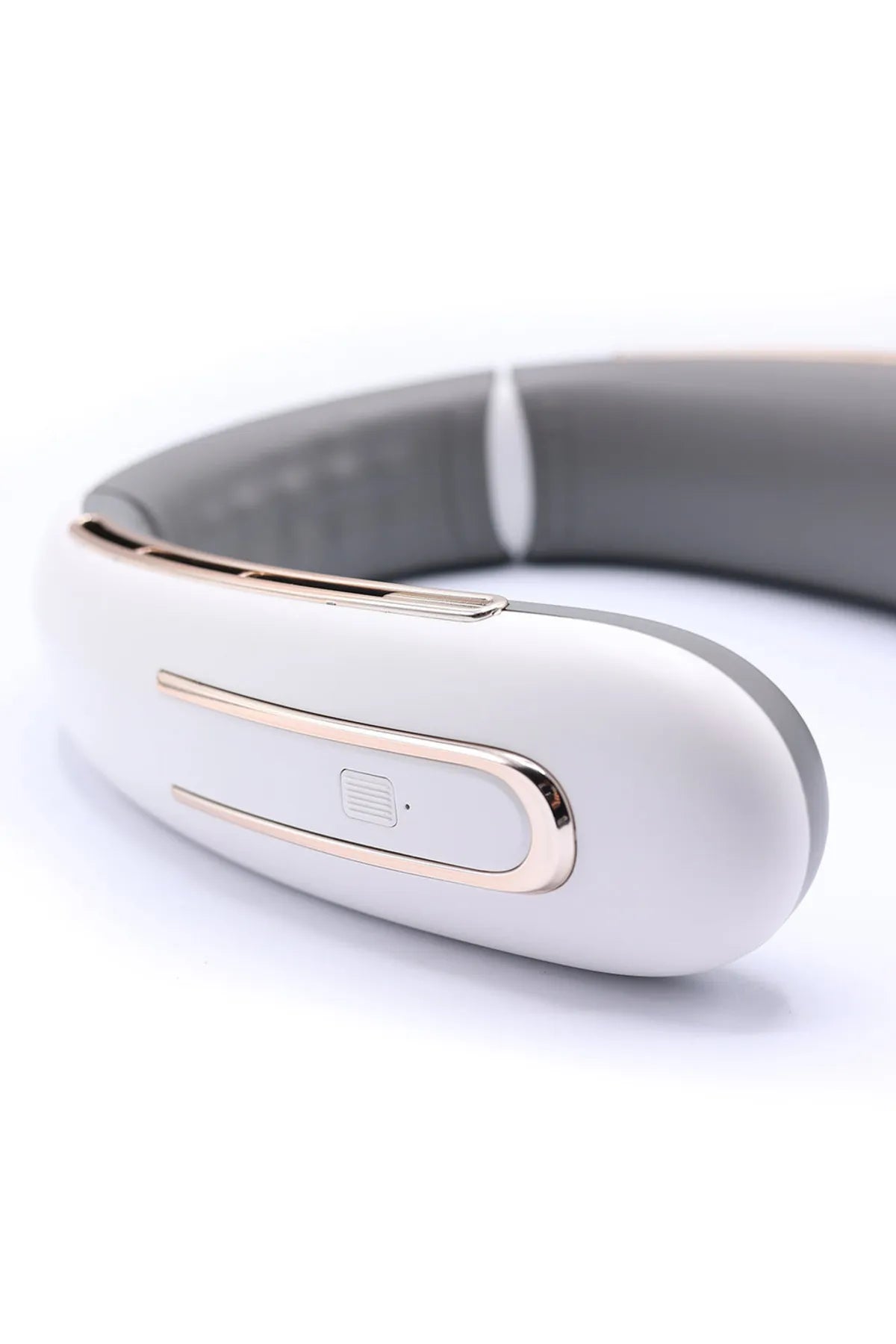 Neck Fan 2000 mAh beyaz gri renkli, rose gold detaylı taşınabilir şarjlı boyun fanı yakın çekim detayı.