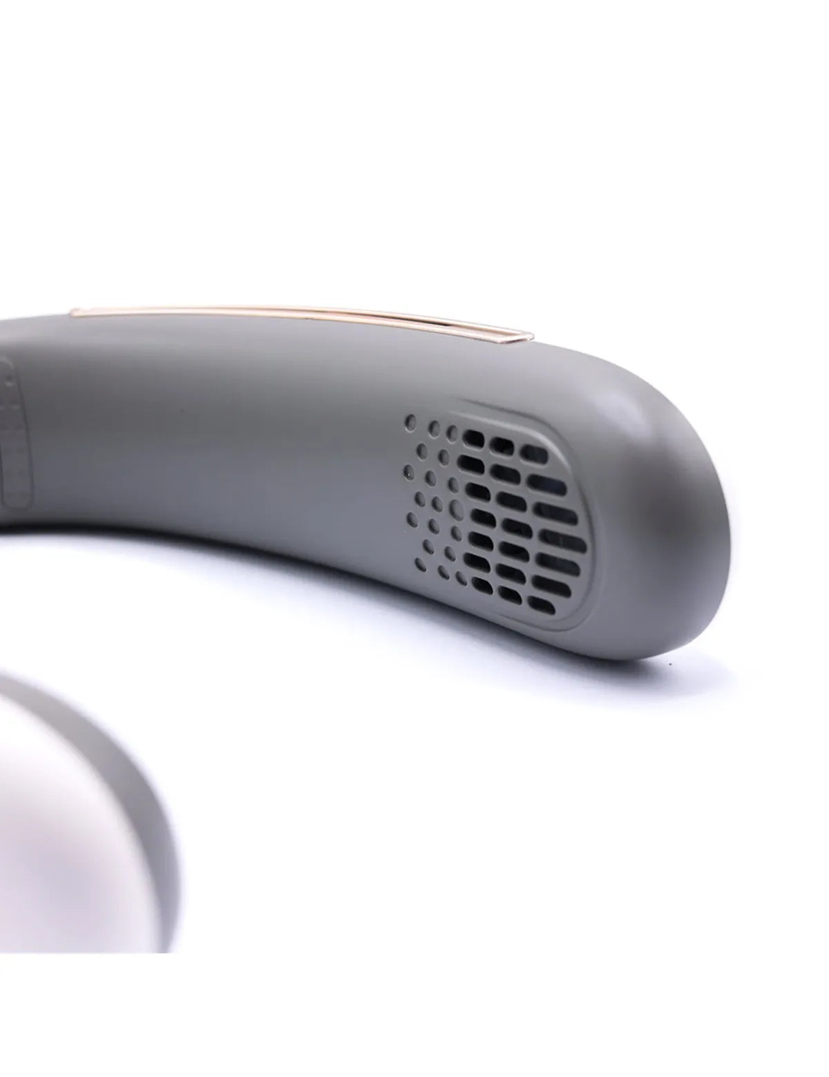 Neck Fan 2000 mAh gri boyun fanının rose gold şeritli ve delikli hava çıkış ızgarası yakın çekim detayı.