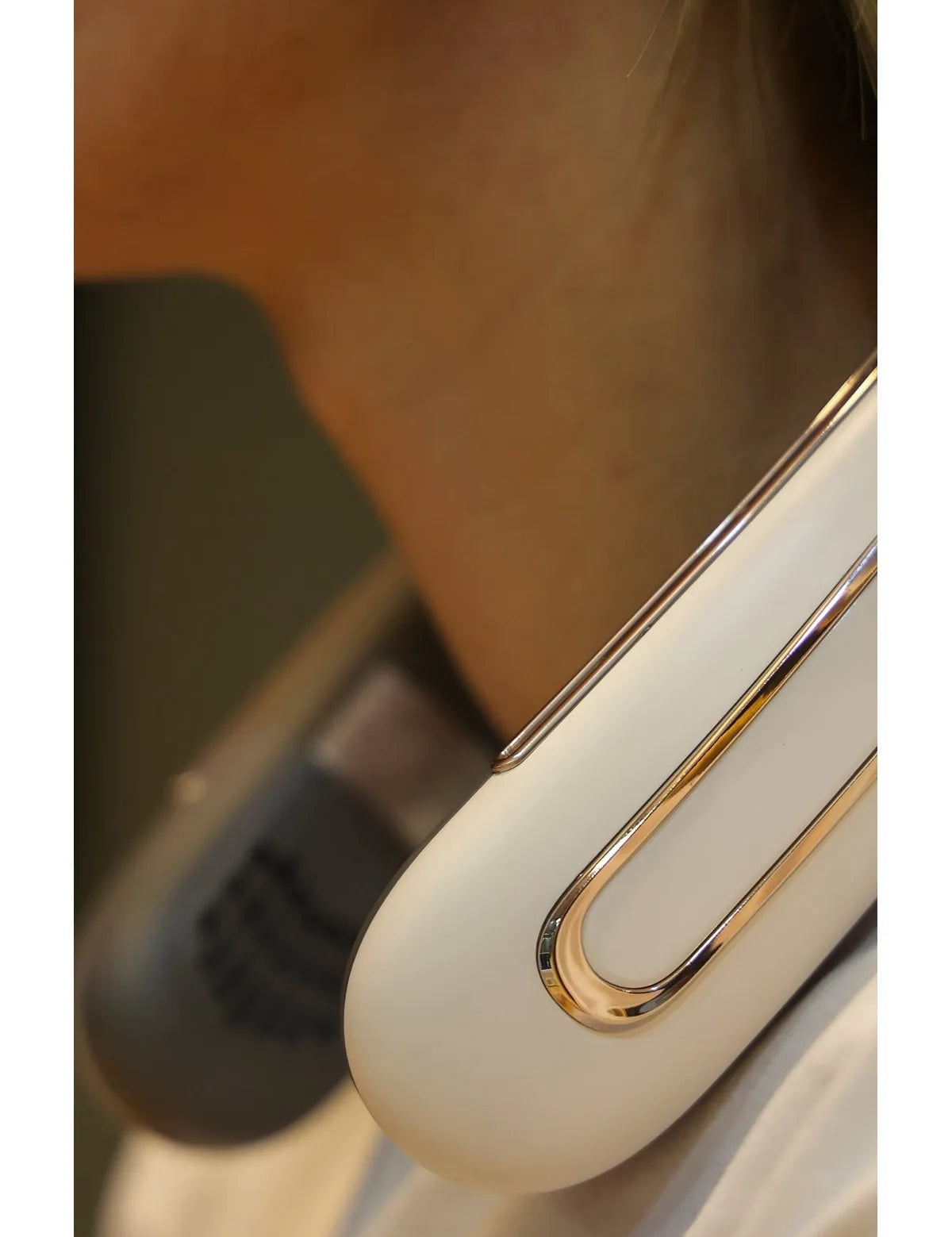 Neck Fan 2000 mAh beyaz şarjlı taşınabilir boyun fanı, rose gold metal detaylı yakın çekim görünümü.
