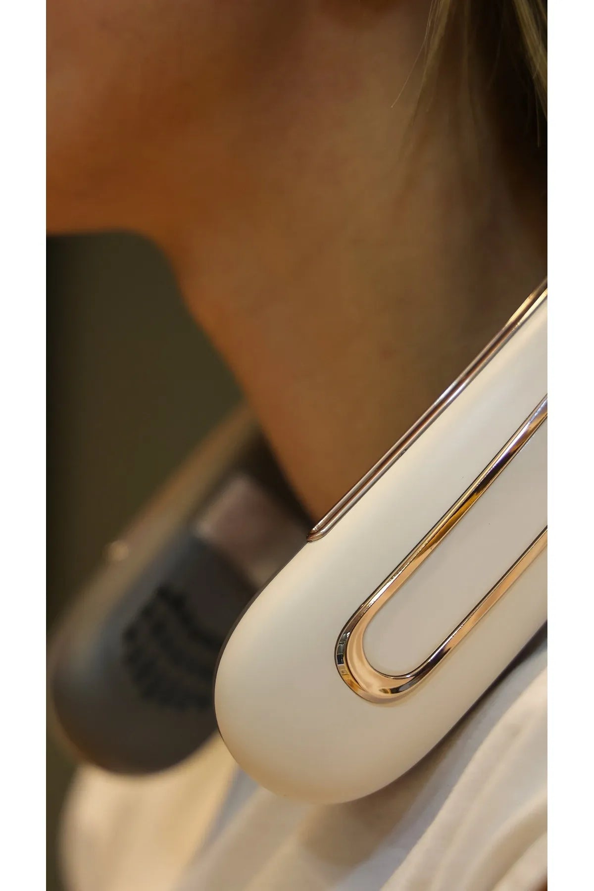 Neck Fan 2000 mAh beyaz şarjlı taşınabilir boyun fanı, rose gold metal detaylı yakın çekim görünümü.