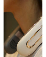 Neck Fan 2000 mAh beyaz şarjlı taşınabilir boyun fanı, rose gold metal detaylı yakın çekim görünümü.