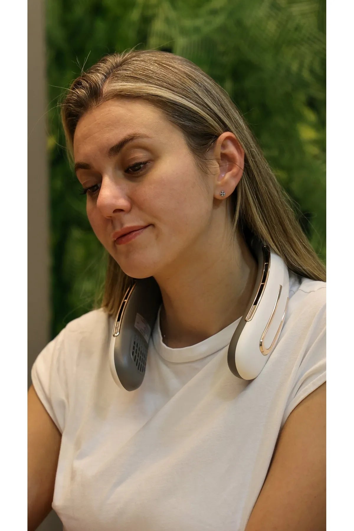 Neck Fan 2000 mAh, dore detaylı beyaz şarjlı taşınabilir boyun fanını kullanan kadın.