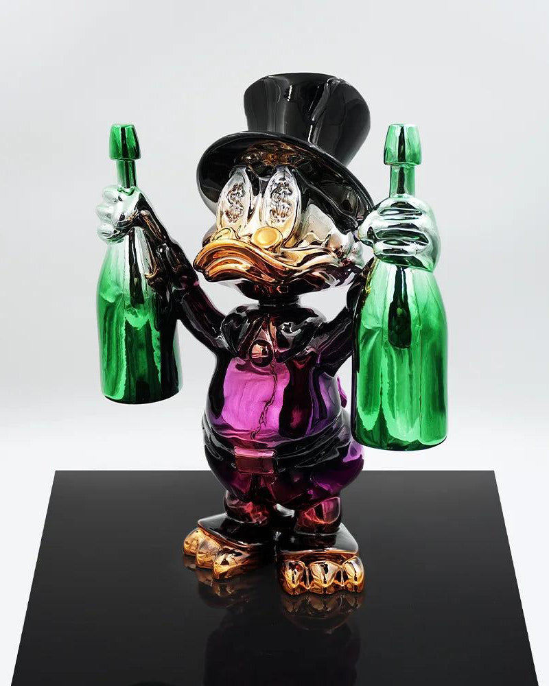 Billionaire Duck Dekoratif Ördek Biblo – Mor 40 cm, dolar gözlü, iki yeşil şişe tutan krom heykel.