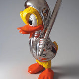 Pop Art Heykel Ducky Duck biblo, parlak gümüş krom kaplama ve kapüşonlu detaylarıyla dikkat çekiyor.
