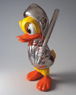 Pop Art Heykel Ducky Duck biblo, parlak gümüş krom kaplama ve kapüşonlu detaylarıyla dikkat çekiyor.