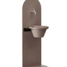 Colortap 116 cm Ground açık gri bahçe çeşmesi, alüminyum kaseli, musluklu ve drenaj ızgaralı mat metal gövde.