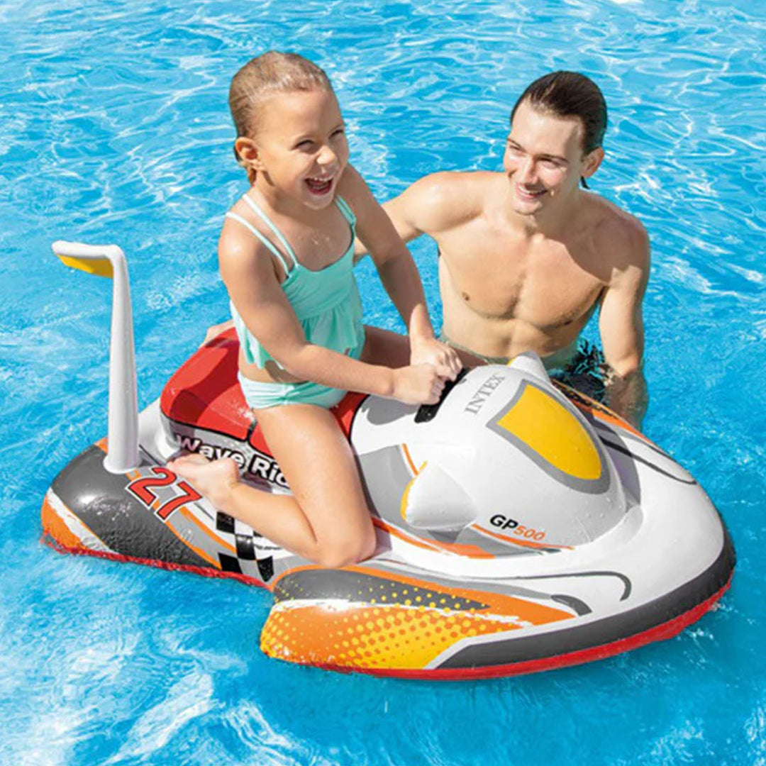 Havuzda çocuğun bindiği beyaz ve turuncu renkli Intex şişme jet ski deniz oyuncağı.