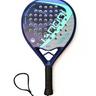 Ianoni 45,5 cm mavi karbon fiber padel raketi, turkuaz detaylı delikli yüzeyi ve siyah bilek askılı sapı.