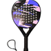 Ianoni 45,5 cm karbon fiber padel raketi, mavi pembe desenli siyah delikli yüzeyi ve bilek askısıyla.