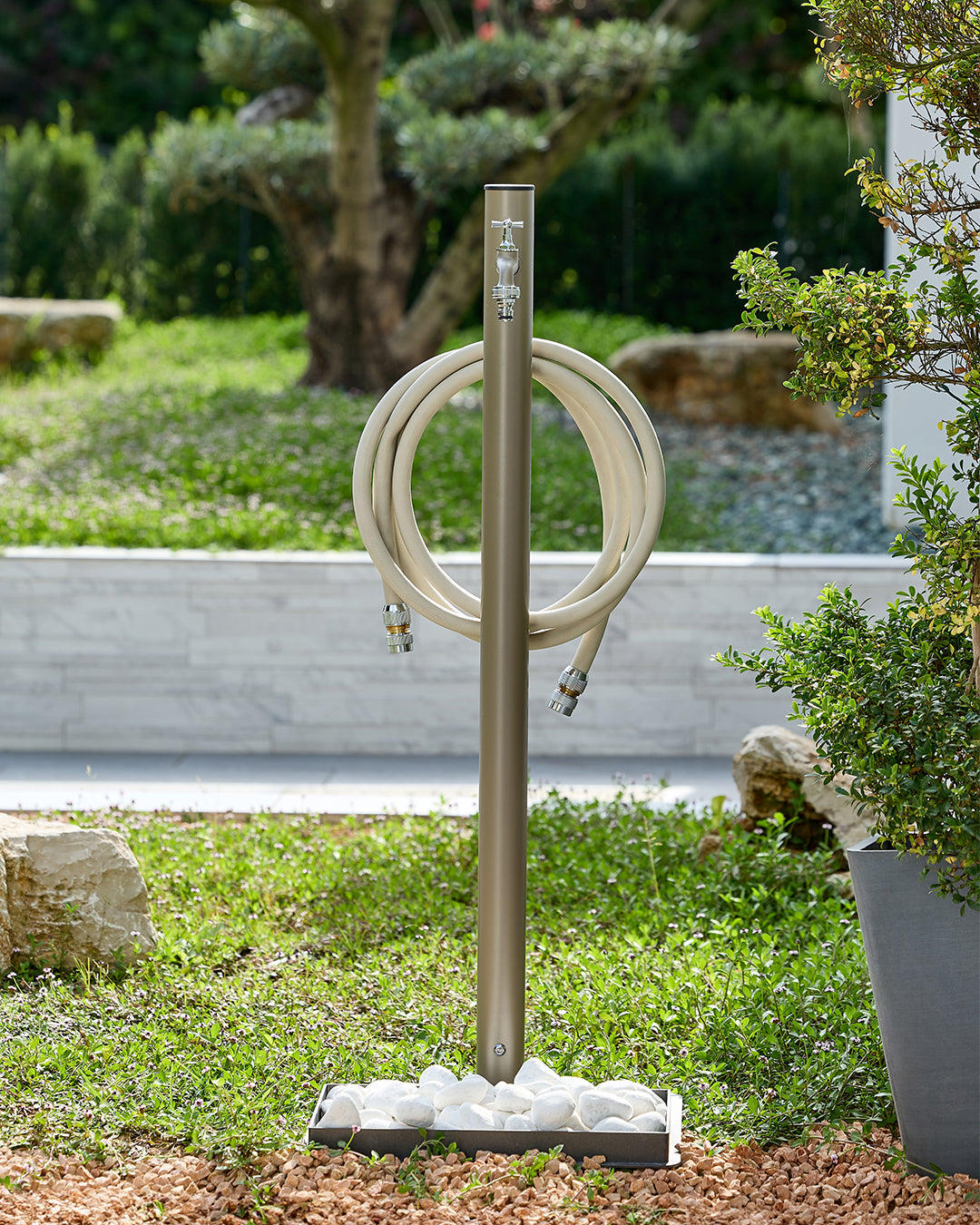 Loop yuvarlak bahçe çeşmesi açık gri 100 cm - silindirik metal gövde 5 cm çap musluk dahil