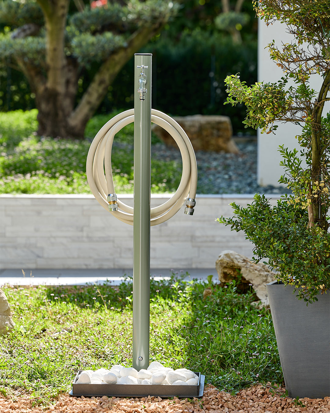 Loop yuvarlak bahçe çeşmesi pastel yeşil 100 cm - silindirik metal gövde 5 cm çap musluk dahil