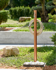 Loop Yuvarlak Bahçe Çeşmesi - Terracotta, bronz musluk, sarılı hortum ve beyaz çakıllı tabanıyla.
