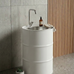 Greenmall 90x60 cm Metal Varil Çeşme Beyaz, paslanmaz çelik eviyeli ve krom bataryalı modern lavabo tasarımı.