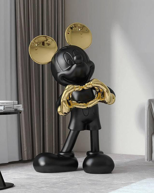 Mickey Mouse Love Dekoratif Biblo, parlak altın detaylı antrasit figürün kalpli duruşu.