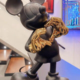Pop Art Heykel Mickey Mouse biblo, mat antrasit gövde ve parlak altın kalp elleriyle.