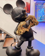Pop Art Heykel Mickey Mouse biblo, mat antrasit gövde ve parlak altın kalp elleriyle.