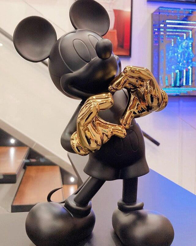 Pop Art Heykel Mickey Mouse biblo, mat antrasit gövde ve parlak altın kalp elleriyle.