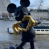 Mickey Mouse Love Dekoratif Biblo, altın elleriyle kalp yapan antrasit figür, London Eye manzaralı.