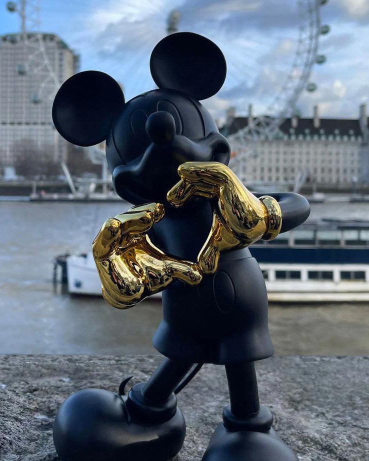 Mickey Mouse Love Dekoratif Biblo, altın elleriyle kalp yapan antrasit figür, London Eye manzaralı.