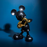 Pop Art Heykel Mickey Mouse Love Dekoratif Biblo, antrasit gövde, altın kalp elleri, mavi fonda.
