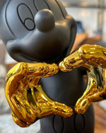 Mickey Mouse Love Dekoratif Biblo – Antrasit 30 cm, parlak altın rengi elleriyle kalp oluşturuyor.