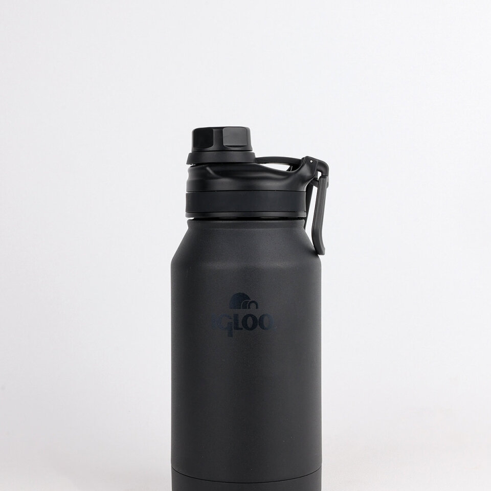 Igloo 950 ml Sportsman mat siyah paslanmaz çelik termos, siyah logo baskılı ve kulplu kapak tasarımı.