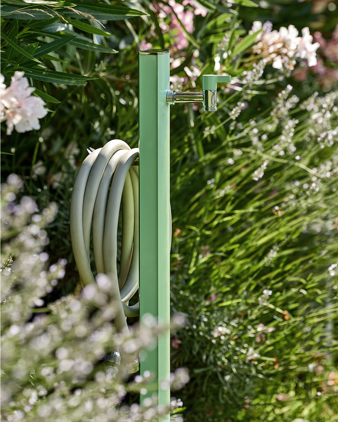 Totem oval bahçe çeşmesi pastel yeşil 100 cm - metal gövde musluk hortum askısı dahil