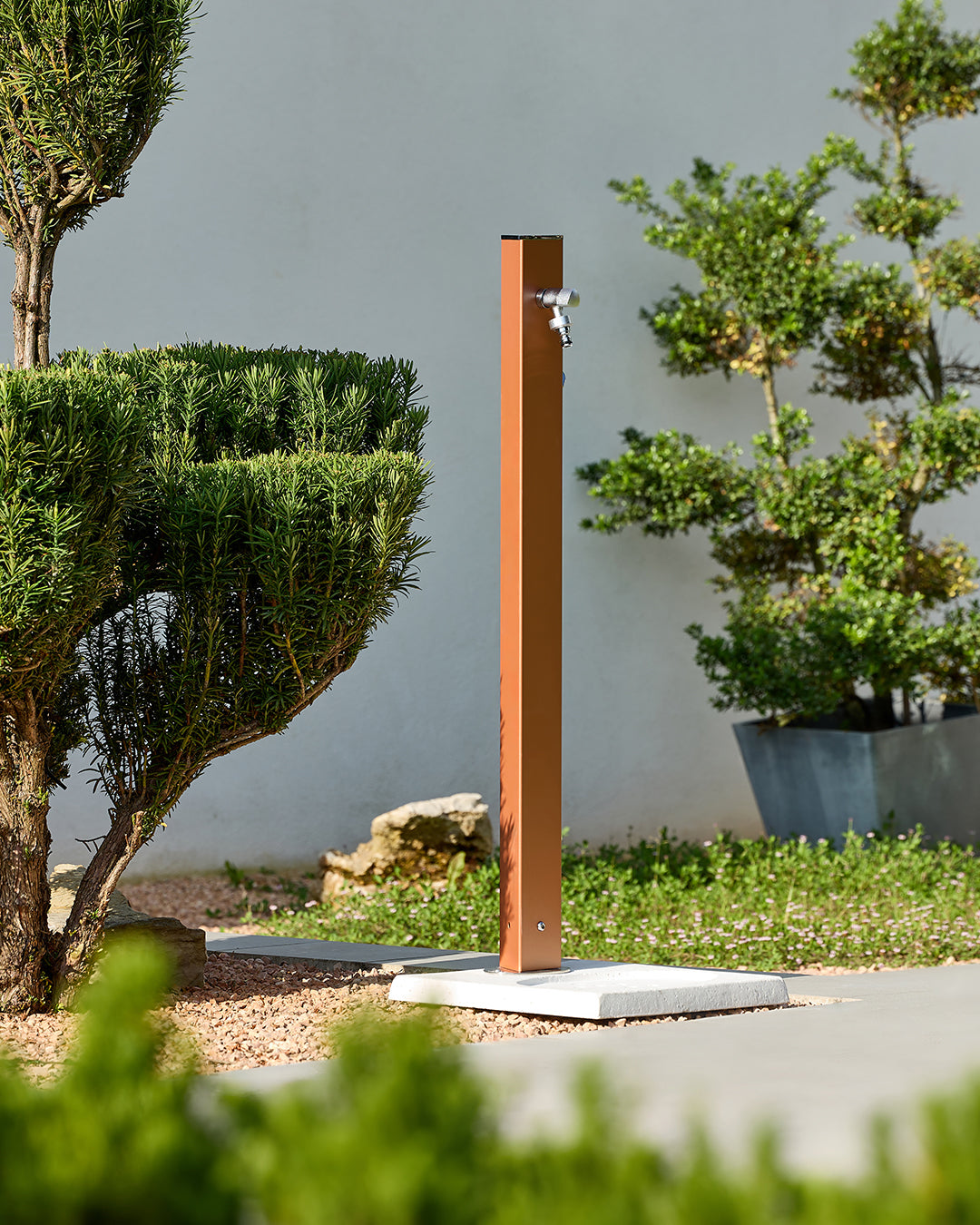 Triangle üçgen bahçe çeşmesi açık gri 100 cm - modern metal gövde musluk hortum askısı dahil