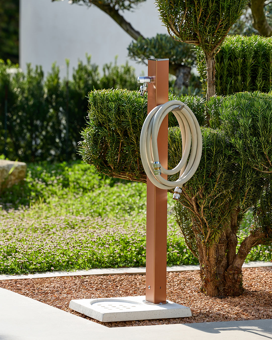 Triangle üçgen bahçe çeşmesi terracotta 100 cm - modern metal gövde musluk hortum askısı dahil