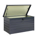 Baisiwei 120x61x63 cm Yardbox 350 L antrasit metal bahçe dolabı, kapağı açık ve kilit mekanizmalı depolama sandığı.